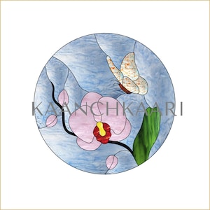 Puede incluir: Un adorno redondo de vidrio tintado que representa una orquídea rosa con una mariposa amarilla sobre un fondo azul. El texto "KAANCHKAARI" es visible en el fondo.