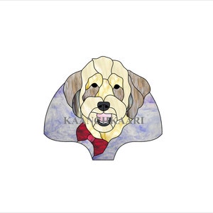 Könnte beinhalten: Stained-Glass-Kunst, die einen weißen und braunen Hund mit einer roten Schleife zeigt. Der Hund lächelt und hat einen blauen und violetten Hintergrund.