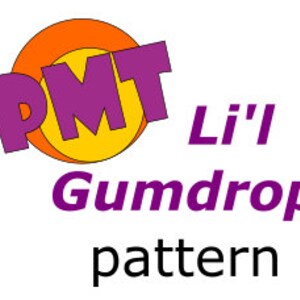 Könnte beinhalten: Grafik mit dem Text "PMT Li'l Gumdrop pattern." Die Buchstaben "PMT" sind lila, mit einem orange-gelben Kreis dahinter. Die Worte "Li'l Gumdrop" sind lila. Das Wort "pattern" ist schwarz.
