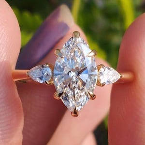 Moissanit Verlobungsring im Marquise Schliff | 14k Gold drei Stein Ehering | Pear Side Stone Trilogy Brautring, Jahrestagsgeschenk für sie