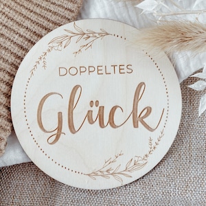 Meilensteinkarte Zwillinge "Doppeltes Glück" - Holzscheibe