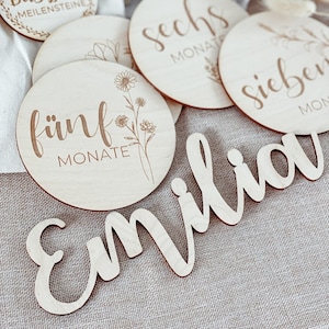 Meilensteinkarten erstes Babyjahr personalisiert mit Schriftzug und Tasche