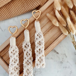 Macramé keychain with heart