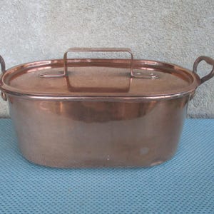 Antiker ovaler Kupfertopf mit Deckel