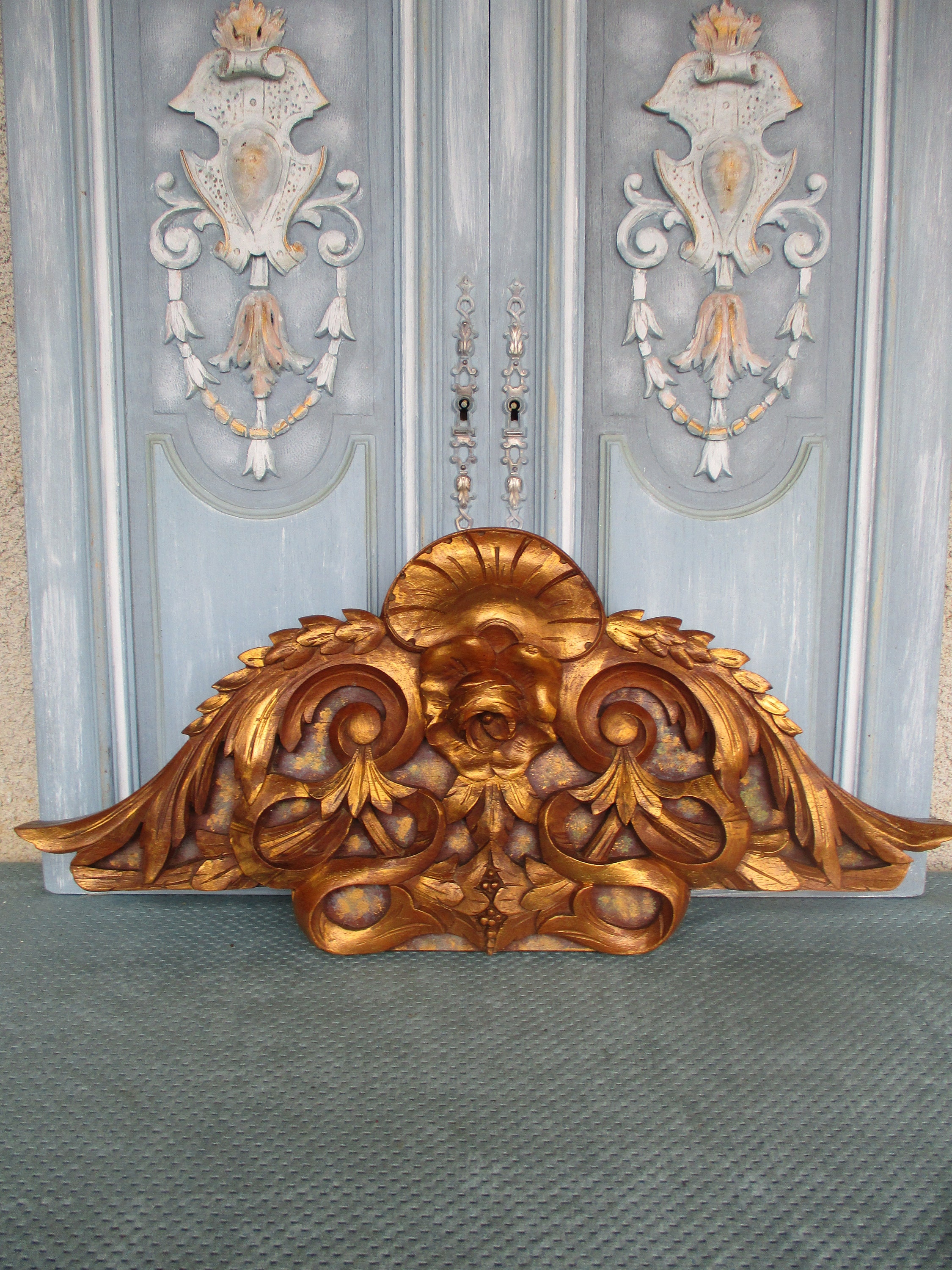 Fronton en Bois Sculpté Français Antique/Récupération Architecturale