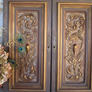 Alte Vintage-Türen mit antiken Skelettschlüsseln im Schloss, Retro