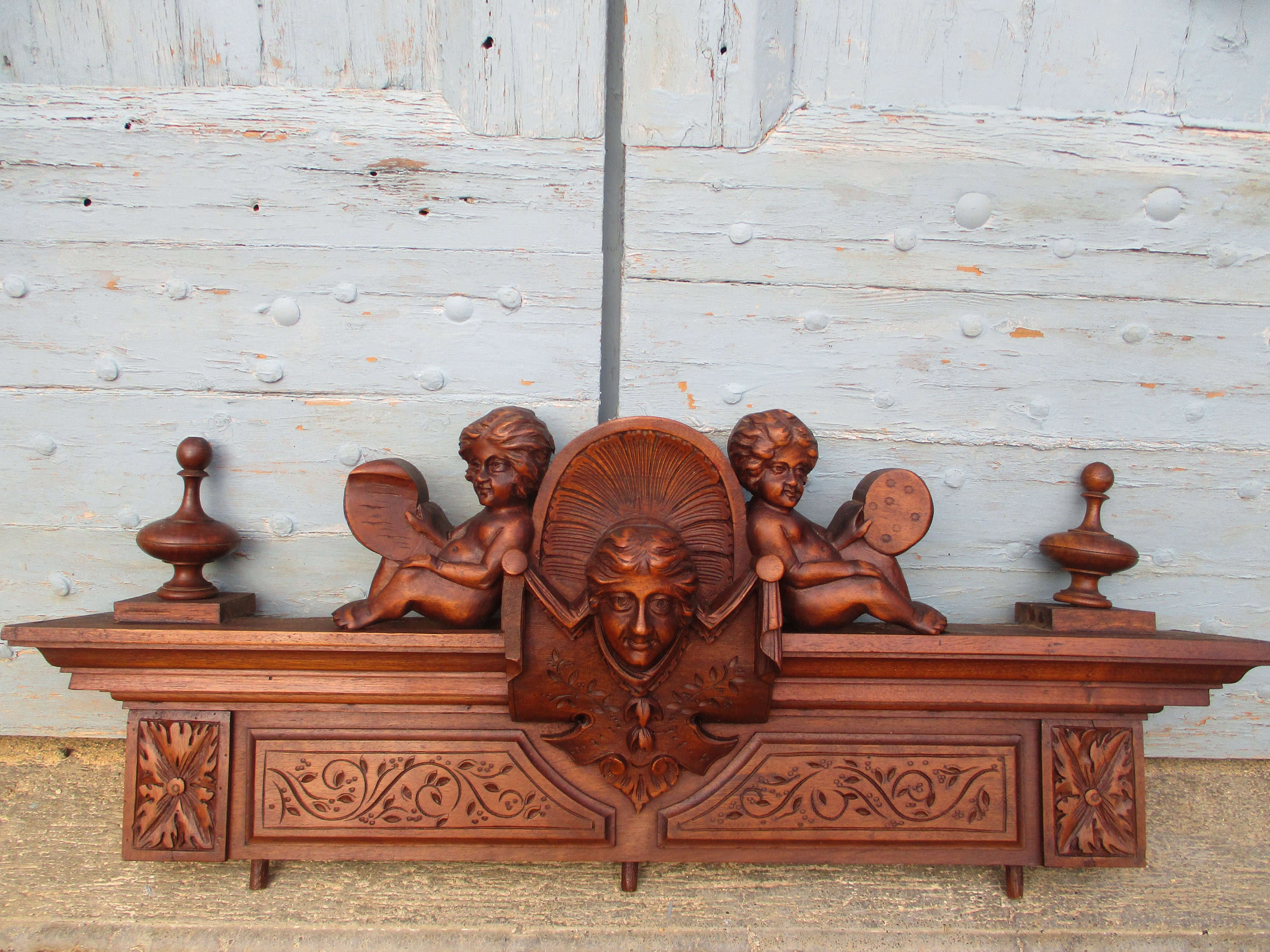 Fronton en Bois Sculpté Français Antique/Récupération Architecturale