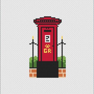 Può includere: Schema a punto croce di una cassetta postale rossa britannica, con il cifrario reale "GR" in oro. La cassetta postale ha una base nera, cespugli verdi e ringhiere nere. Lo sfondo è bianco.