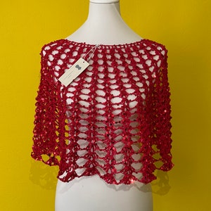 Virkad poncho i rött med glitterprover, väldigt mjuk och bekväm, handgjord, vintrig, julaktig