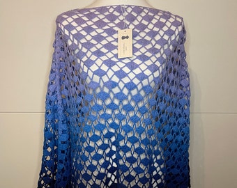 Gehäkelter Poncho im lila-blauem Verlauf