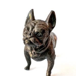 Statuetta di cucciolo di bulldog francese in feltro nero