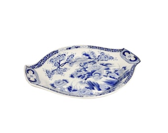 Antieke grote Japanse Imari-kom, waarschijnlijk uit de Meiji-periode, circa 1880, blauw beschilderd, versierd met bloemen en vogels, Arita-porselein, 19e eeuw.