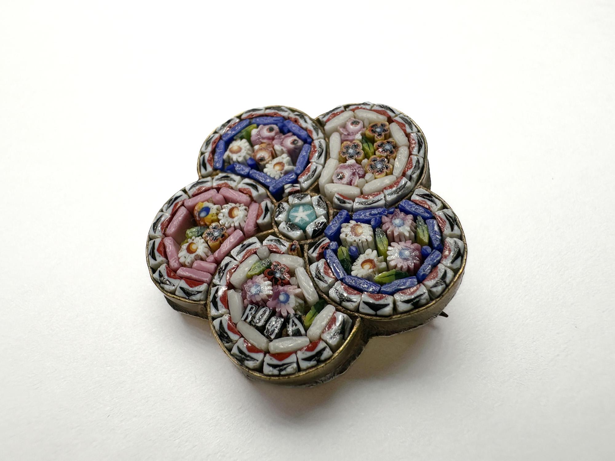 イタリア製のアンティークのマイクロモザイクブローチ2個、19世紀後半