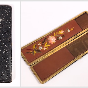 Estuche de cuero antiguo con luna y estrellas, flores repujadas en plata, bordado de seda, con muchos compartimentos, probablemente en Austria alrededor de 1900