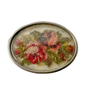 Könnte beinhalten: Ein Set aus drei Keramikvasen in verschiedenen Höhen und Formen. Die Vasen sind mit einer matten, weißen Oberfläche glasiert und bieten eine minimalistische Ästhetik. Die höchste Vase ist etwa 25 cm hoch.