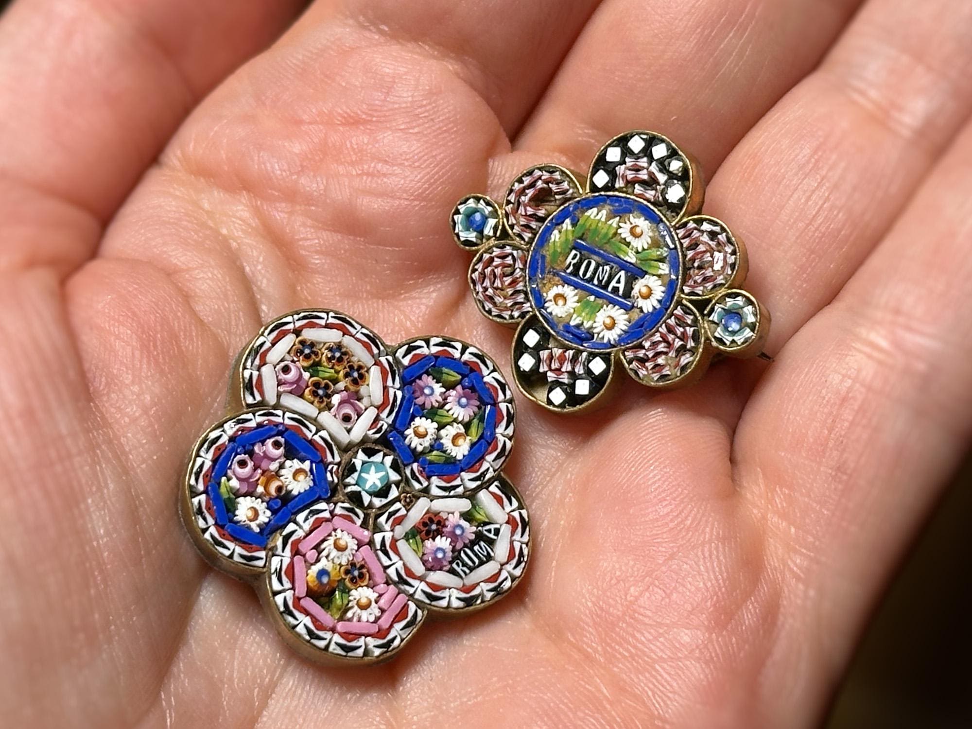 イタリア製のアンティークのマイクロモザイクブローチ2個、19世紀後半