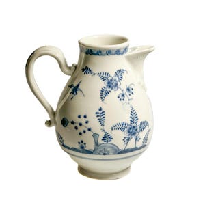 18. Century Vienna Coffee pot Austria Bird motif Blue decoration around 1790s imperial porcelain manufactory Vienna Alt Wien