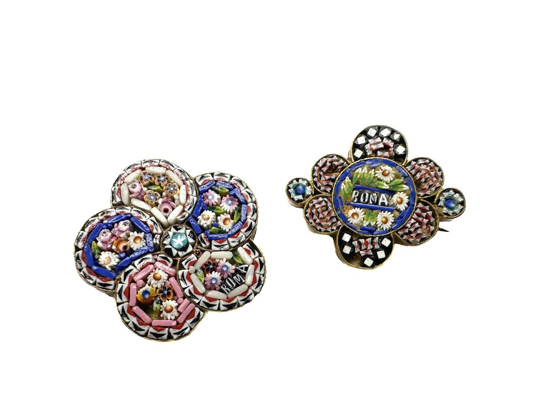 イタリア製のアンティークのマイクロモザイクブローチ2個、19世紀後半