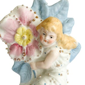 Zauberhafte Antike Biskuitporzellan Vase mit Mädchen mit Blume, Brocante Figurenvase, vermutlich Böhmen oder Deutschland, um 1900–1910
