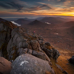 Espectacular vista del atardecer desde la cima de la montaña, Montañas Mourne, Slieve Bearnagh, paisajes irlandeses, Arte mural, Fotografía de Bellas Artes