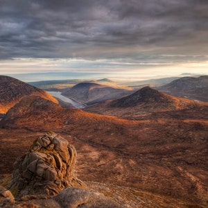 Espectacular vista del atardecer desde la cima de la montaña, Montañas Mourne, Slieve Bearnagh, paisajes irlandeses, Arte mural, Fotografía de Bellas Artes