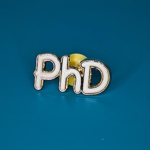 Épinglette PhD en émail - Épinglette en or pour l'obtention du diplôme de doctorat, cadeau parfait pour les titulaires d'un doctorat en STIM, sciences, arts et sciences humaines