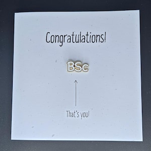 Félicitations ! Carte de remise de diplôme BSc avec épinglette en émail « BSc » dorée fixée à la carte. Carte de félicitations pour un baccalauréat ès sciences.