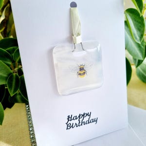 Verre fusionné fait main. Joyeux anniversaire.  Carte de voeux d'abeille. Espace vide pour votre propre message.   Anniversaire. Cadeau. Cadeaux pour elle.