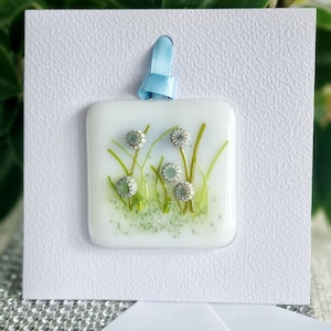 Handgemachte hängende blaue Blumenwiese-Grußkarte aus geschmolzenem Glas. Leer für Ihre eigene Nachricht. Geeignet für jeden Anlass. Geschenk in einer Karte.