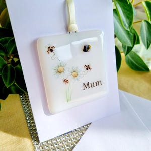 Handgefertigtes Fusing. Mama. Biene und Blumenwiese. Grusskarte. Leer für Ihre eigene Nachricht. Muttertag.  Geburtstag. Geschenk. Geschenke für Sie.