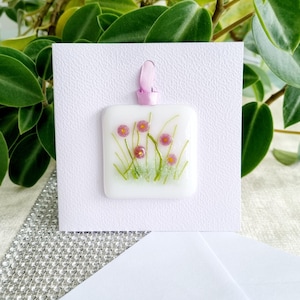 Handgemachte hängende Fusing-Glas Rosa Blumen Wiese Grüße Karte. Leer für Ihre eigene Nachricht. Geeignet für jeden Anlass. Geschenk in einer Karte.