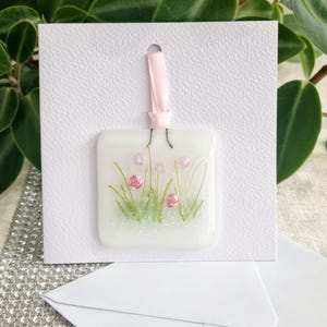 Handgemachte hängende Fusing-Glas Rosa Blumen Wiese Grüße Karte. Leer für Ihre eigene Nachricht. Geeignet für jeden Anlass. Geschenk in einer Karte.