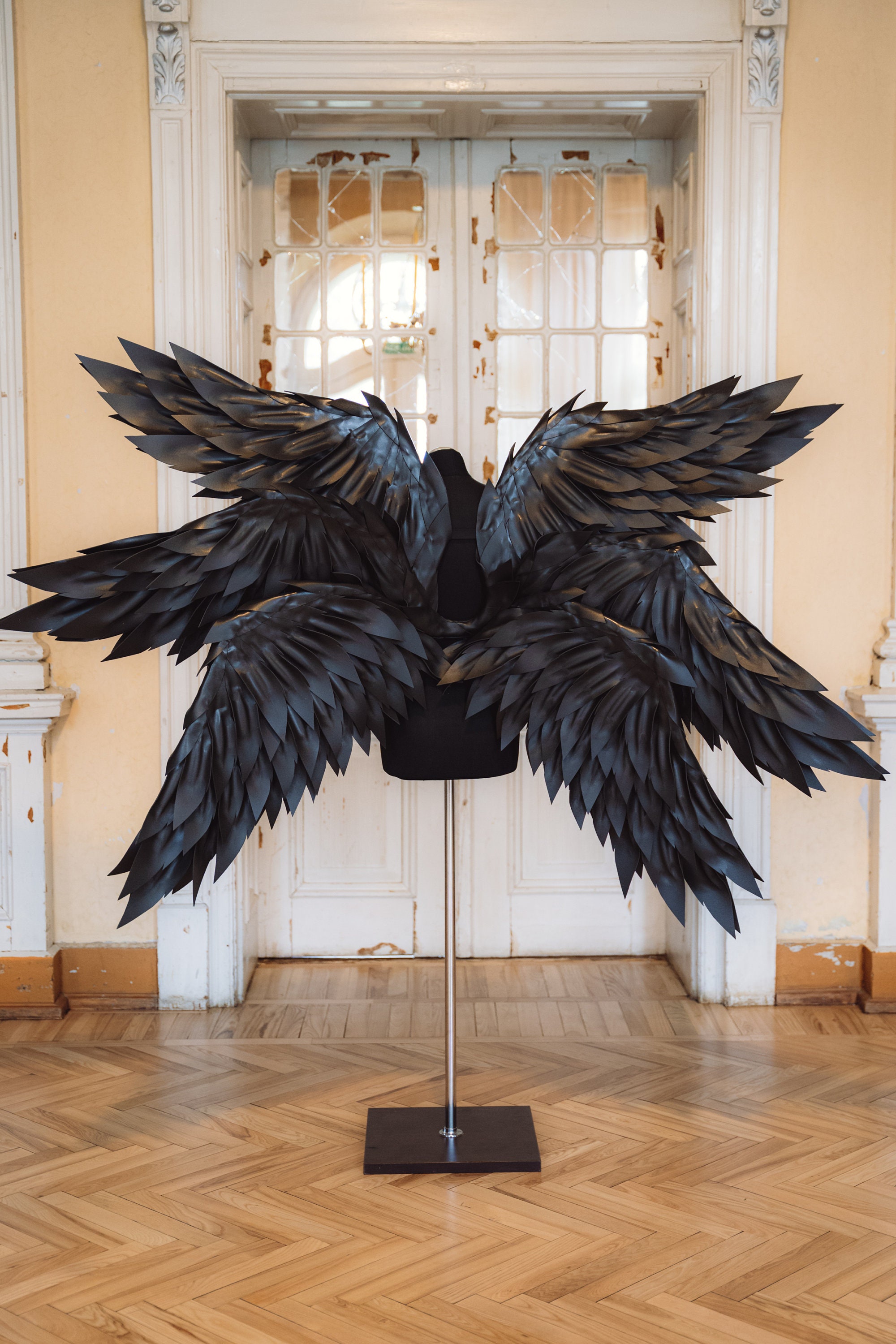 Superbes ailes d'ange ornées de plumes luxueuses et ornées d'un