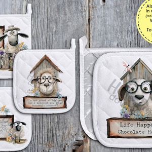 以下が含まれることがあります： 羊のイラストとユーモラスなテキストが描かれた、白いキルティング製の鍋つかみ4枚セット。鍋つかみには、眼鏡をかけた羊と「アドバイスは得意じゃないんだ。皮肉なコメントに興味はあるかい？」と書かれた看板が描かれている。もう1つの鍋つかみには、眼鏡をかけた羊と「人生は起こる、チョコレートは役立つ」と書かれた看板が描かれている。