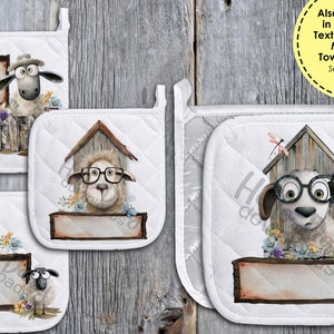 以下が含まれることがあります： 農家のテーマの白いキルティング鍋つかみ4個セット。各鍋つかみには、空白の看板が付いた異なる羊のイラストが描かれています。羊は眼鏡と帽子をかぶっています。左下の鍋つかみに「Hello Downloads」というテキストが表示されています。