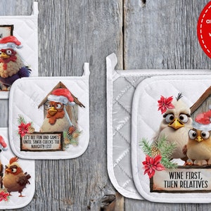 Puede incluir: Juego de agarraderas acolchadas blancas con diseños de gallinas con temática navideña. Cada agarradera presenta un personaje de gallina diferente con un gorro de Papá Noel y un letrero con una frase divertida. Las frases incluyen "¡Querido Santa, puedo explicarlo!" y "Primero el vino, luego los parientes."