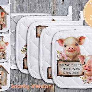 Puede incluir: Conjunto de seis agarraderas de olla acolchadas blancas con ilustraciones de cerdos y refranes humorísticos. Los refranes incluyen "No cocino en días que terminen en Y", "Las calorías no cuentan en el fin de semana", "La vida es corta, come postre primero", y "Las quejas al cocinero pueden ser peligrosas para tu salud".
