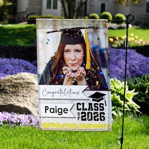 Diseño digital - Bandera de jardín de graduación de 2026 / Archivo PNG instantáneo SOLAMENTE / Blanco y negro / Agregar foto y texto Sublimación de bandera de jardín