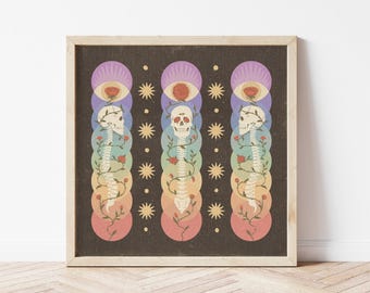 Op de afbeelding: Drie skeletfiguren worden afgebeeld tegen een donkere achtergrond, elk omringd door een reeks concentrische cirkels in een regenboogkleurige gradiënt. Elke figuur heeft een schedel met een oog in het midden, en een wijnstok van rode rozen groeit langs de ruggengraat.