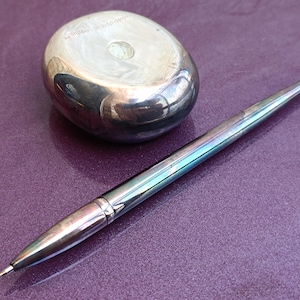 Jaren 1980 verzilverde balpen op standaard, oude balpen, pen, vintage pen, verzilverde pen, Spanje