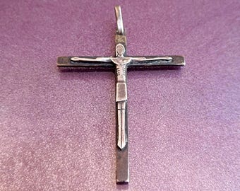 Zilveren katholieke kruisbeeldhanger uit de jaren 1900 – Zilverkleurig kruis met Jezus Christus, christelijk religieus sieraad