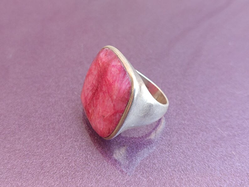 Peut inclure: Une bague en argent avec une grande pierre pr&eacute;cieuse carr&eacute;e rose sertie dans une b&eacute;li&egrave;re en or.