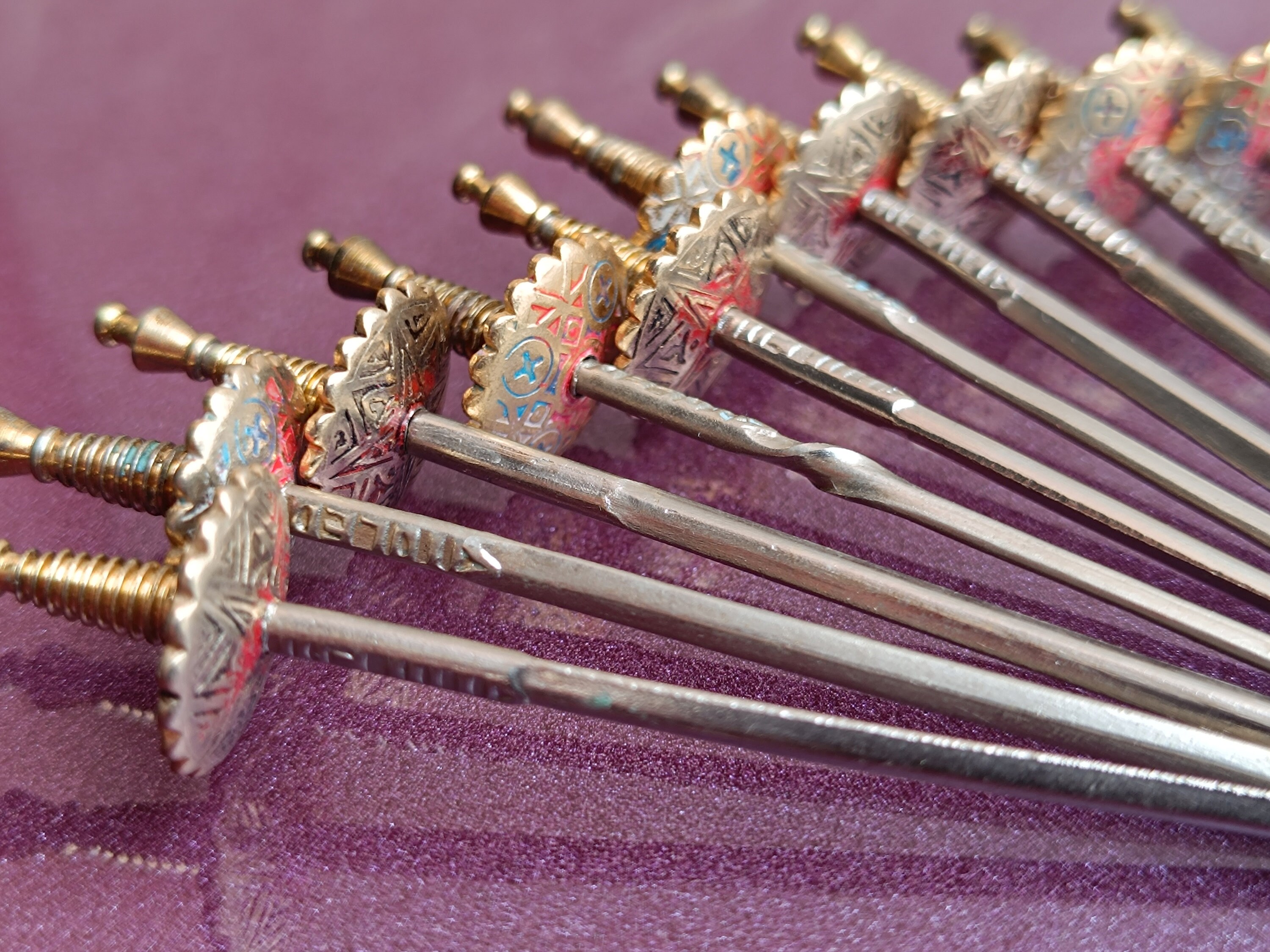 Lot de 13 brochettes de cocktail en laiton miniature vintage Tolède Espagne