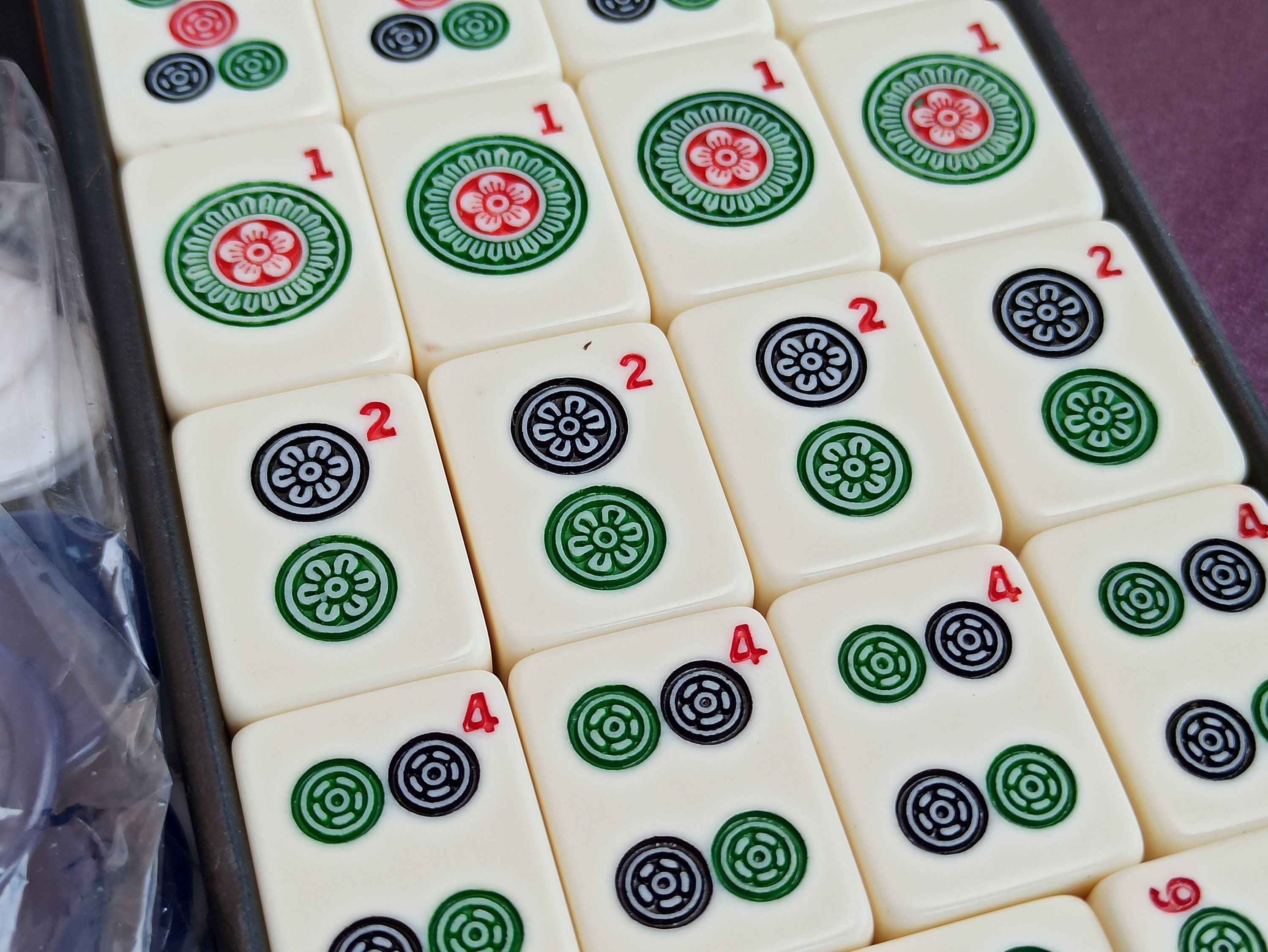 Ancien Jeu De Mahjong Chinois En Bambou Et Os - Coffret Bois Sculpté Et Laiton