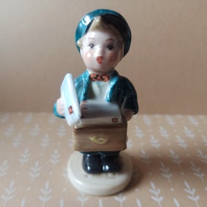 Vintage Hummel Briefträger Figur, Antiker Keramik Briefträger, Liebesbrief, Deutsche Vintage Briefträger Junge Figur, Made in Germany