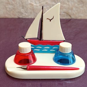 Jaren 60 Escribania Infantil Plastic Vulpen, Inktpot en Standaard in de Vorm van een Zeilboot, Vintage Vulpen, Inktpen, Retro Inktpen