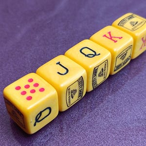 Dadi da poker del 1950 in scatola di legno, dadi da poker vintage, set di dadi da poker, dadi da poker retrò, dadi da poker in plastica, dadi da poker americani