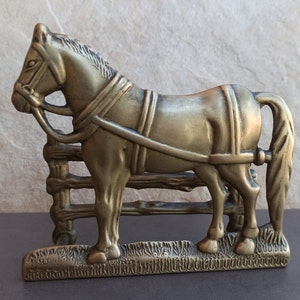 Porta tovaglioli a forma di cavallo in ottone, porta tovaglioli a forma di cavallo, porta lettere antico, vecchio cavallo in ottone fuso, porta tovaglioli, decorazione per armadietto