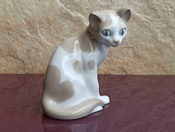 ナオ・バイ・リヤドロ猫フィギュア、後ろを振り返るリヤドロ猫
