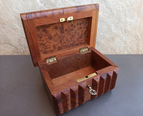 BOÎTE EN VALISE, 1989 Cardboard jewelry trunk containing…
